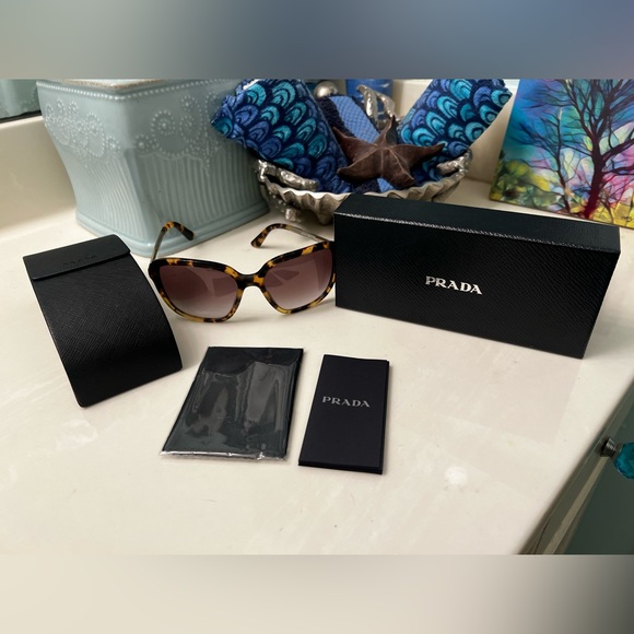 PRADA SPR 10V TORTOISE AUTHENTIC SUNGLASSES New in Box - Picture 2 of 10